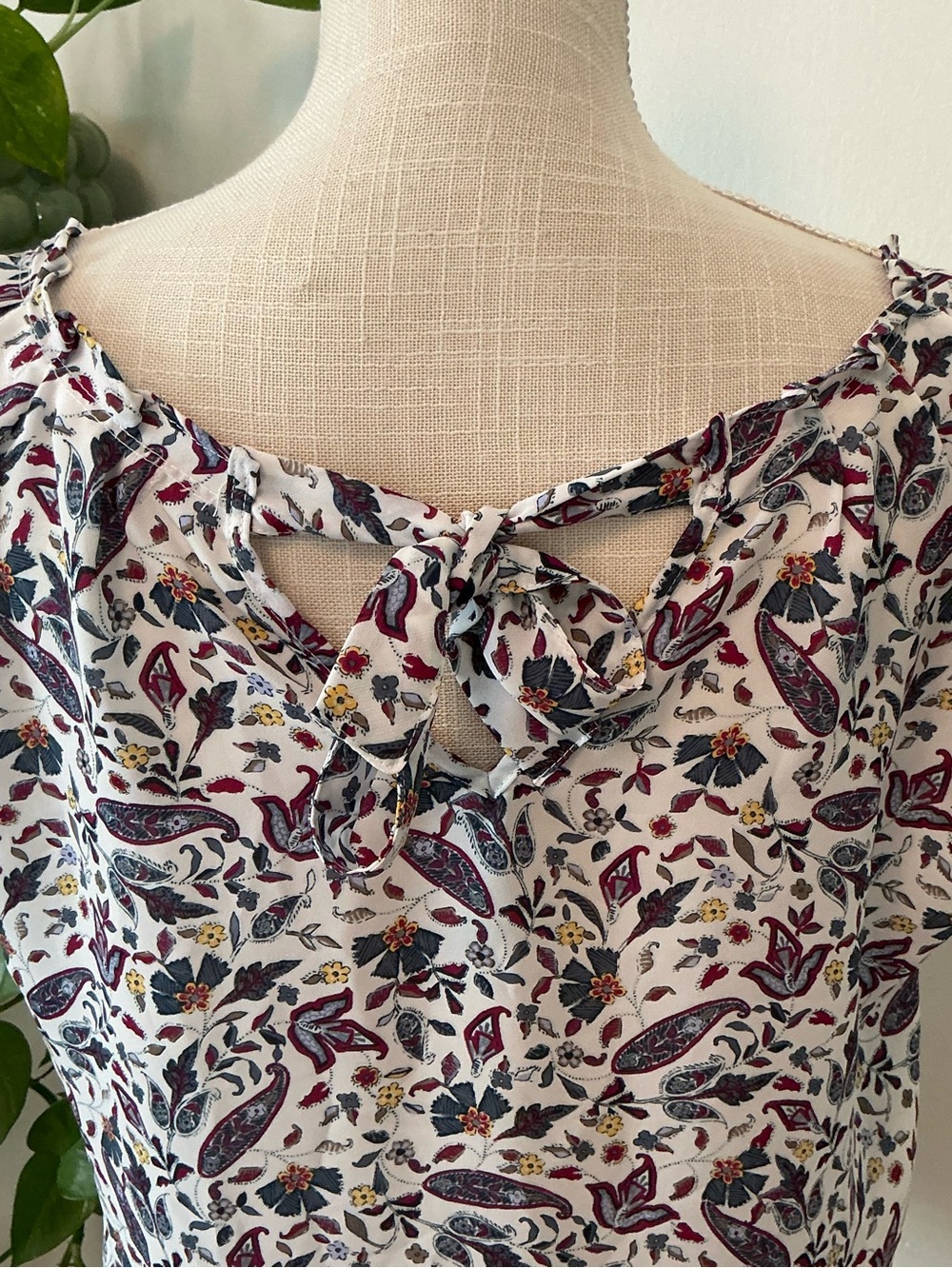 LC Lauren Conrad | White Floral Back Tie Blouse size Medium - Picture 5 of 10